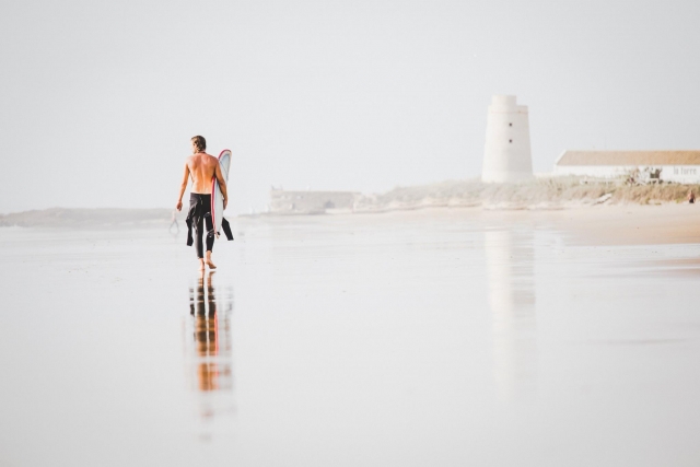  Surfista caminhando na praia de Tarifa 